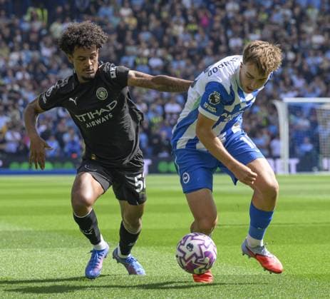 Brighton, England, August 31 2025: Brighton & Hove Albion s Jack Hinshelwood (right) battles with Manchester City s Oscar Bobb (left) during the Premier League match between Brighton and Hove Albion and Manchester City at the American Express Stadium. (Photo by David Horton Sports Press Photo) Copyright: xDavidxHorton SportsxPressxPhotox Sportspressphoto_SPR19097