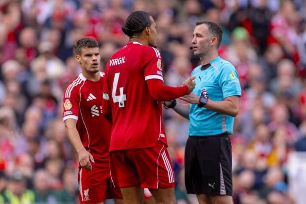 Football - FA Premier League - Liverpool FC v Arsenal FC LIVERPOOL, ENGLAND - Sunday, August 31, 2025: Liverpool s captain Virgil van Dijk speaking to referee Chris Kavanagh during the FA Premier League match between Liverpool FC and Arsenal FC at Anfield. (Photo by David Rawcliffe Propaganda) LIVERPOOL Anfield MERSEYSIDE ENGLAND  Copyright: xDavidxRawcliffex P2025-08-31-Liverpool_Arsenal-43