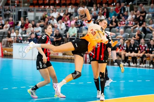 Isabel Kattner (VfL Waiblingen,No.10) beim Wurf DEU, Leverkusen 31.08.2025 Handball, 2. Bundesliga Frauen 2025 2026, 1. Spieltag, Bayer 04 Leverkusen - VfL Waiblingen