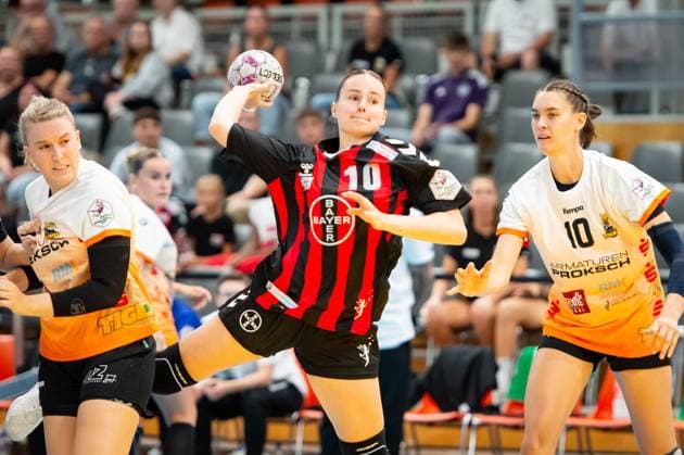 Sophia Cormann (Bayer Leverkusen,No.10) beim Wurf DEU, Leverkusen 31.08.2025 Handball, 2. Bundesliga Frauen 2025 2026, 1. Spieltag, Bayer 04 Leverkusen - VfL Waiblingen