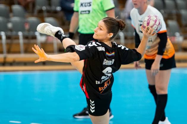 Wurf von Dana Gruner (Bayer Leverkusen,No.03) DEU, Leverkusen 31.08.2025 Handball, 2. Bundesliga Frauen 2025 2026, 1. Spieltag, Bayer 04 Leverkusen - VfL Waiblingen