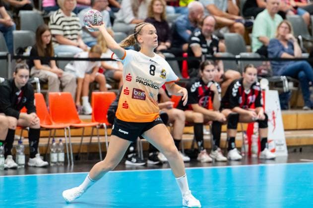 Belen Gettwart (VfL Waiblingen,No.08) am Ball DEU, Leverkusen 31.08.2025 Handball, 2. Bundesliga Frauen 2025 2026, 1. Spieltag, Bayer 04 Leverkusen - VfL Waiblingen