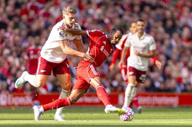 Football - FA Premier League - Liverpool FC v Arsenal FC LIVERPOOL, ENGLAND - Sunday, August 31, 2025: Liverpool s Ryan Gravenberch is challenged by Arsenal s Viktor Gyökeres during the FA Premier League match between Liverpool FC and Arsenal FC at Anfield. (Photo by David Rawcliffe Propaganda) LIVERPOOL Anfield MERSEYSIDE ENGLAND  Copyright: xDavidxRawcliffex P2025-08-31-Liverpool_Arsenal-49
