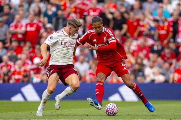 Football - FA Premier League - Liverpool FC v Arsenal FC LIVERPOOL, ENGLAND - Sunday, August 31, 2025: Liverpool s captain Virgil van Dijk is challenged by Arsenal s Viktor Gyökeres during the FA Premier League match between Liverpool FC and Arsenal FC at Anfield. (Photo by David Rawcliffe Propaganda) LIVERPOOL Anfield MERSEYSIDE ENGLAND  Copyright: xDavidxRawcliffex P2025-08-31-Liverpool_Arsenal-61