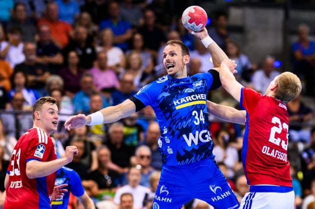 TVB Stuttgart - HSV Hamburg Handball: 1. Bundesliga, Herren, Saison 2025 2026, TVB Stuttgart - HSV Hamburg, Porsche Arena. Stuttgarts Kai Häfner (M) in Aktion gegen Hamburgs Einar Olafsson (r). Stuttgart Porsche Arena Baden-Württemberg Deutschland