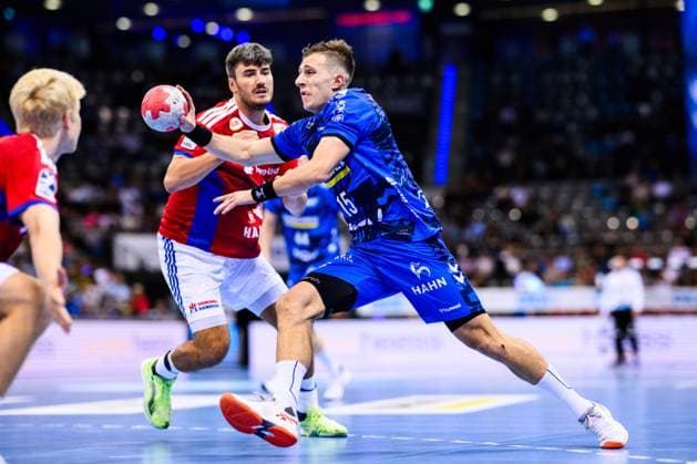 TVB Stuttgart - HSV Hamburg Handball: 1. Bundesliga, Herren, Saison 2025 2026, TVB Stuttgart - HSV Hamburg, Porsche Arena. Stuttgarts Simone Mengon (r) in Aktion gegen Hamburgs Jacob Lassen (l). Stuttgart Porsche Arena Baden-Württemberg Deutschland