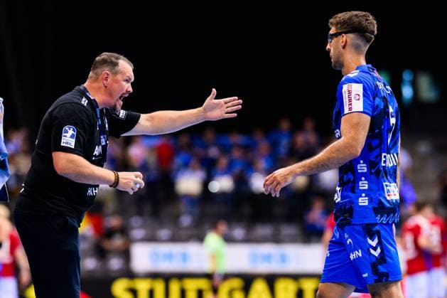 TVB Stuttgart - HSV Hamburg Handball: 1. Bundesliga, Herren, Saison 2025 2026, TVB Stuttgart - HSV Hamburg, Porsche Arena. Stuttgarts Trainer Misha Kaufmann (l) spricht mit Stuttgarts Antonio Serradilla (r). Stuttgart Porsche Arena Baden-Württemberg Deutschland
