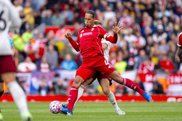 Football - FA Premier League - Liverpool FC v Arsenal FC LIVERPOOL, ENGLAND - Sunday, August 31, 2025: Liverpool s captain Virgil van Dijk is challenged by Arsenal s Viktor Gyökeres during the FA Premier League match between Liverpool FC and Arsenal FC at Anfield. (Photo by David Rawcliffe Propaganda) LIVERPOOL Anfield MERSEYSIDE ENGLAND  Copyright: xDavidxRawcliffex P2025-08-31-Liverpool_Arsenal-63