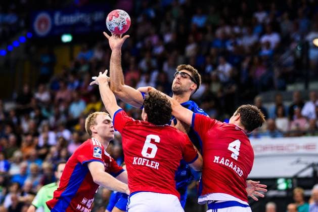 TVB Stuttgart - HSV Hamburg Handball: 1. Bundesliga, Herren, Saison 2025 2026, TVB Stuttgart - HSV Hamburg, Porsche Arena. Stuttgarts Antonio Serradilla (M) in Aktion gegen Hamburgs Elias Kofler (l) und Hamburgs Andreas Magaard (r). Stuttgart Porsche Arena Baden-Württemberg Deutschland