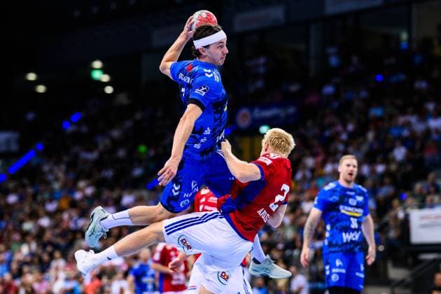 TVB Stuttgart - HSV Hamburg Handball: 1. Bundesliga, Herren, Saison 2025 2026, TVB Stuttgart - HSV Hamburg, Porsche Arena. Stuttgarts Kasper Lien (l) in Aktion gegen Hamburgs Frederik Andersen (r). Stuttgart Porsche Arena Baden-Württemberg Deutschland