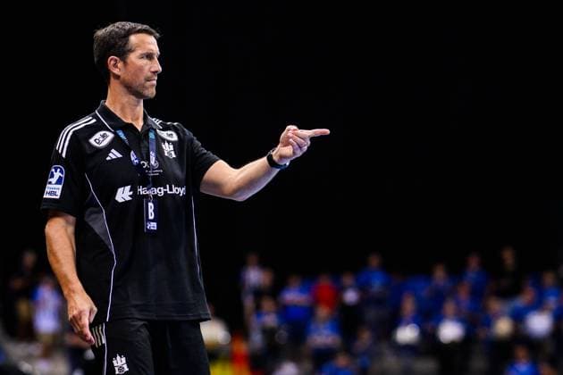 TVB Stuttgart - HSV Hamburg Handball: 1. Bundesliga, Herren, Saison 2025 2026, TVB Stuttgart - HSV Hamburg, Porsche Arena. Hamburgs Trainer Torsten Jansen gestikuliert. Stuttgart Porsche Arena Baden-Württemberg Deutschland