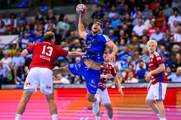 TVB Stuttgart - HSV Hamburg Handball: 1. Bundesliga, Herren, Saison 2025 2026, TVB Stuttgart - HSV Hamburg, Porsche Arena. Stuttgarts Simone Mengon (M) in Aktion gegen Hamburgs Niklas Weller (l). Stuttgart Porsche Arena Baden-Württemberg Deutschland