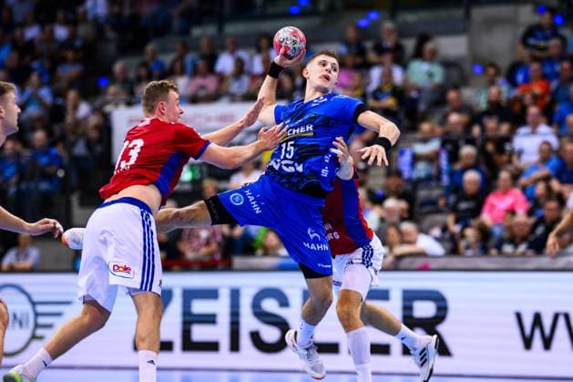 TVB Stuttgart - HSV Hamburg Handball: 1. Bundesliga, Herren, Saison 2025 2026, TVB Stuttgart - HSV Hamburg, Porsche Arena. Stuttgarts Simone Mengon (M) in Aktion gegen Hamburgs Niklas Weller (l). Stuttgart Porsche Arena Baden-Württemberg Deutschland