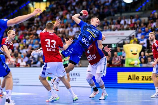TVB Stuttgart - HSV Hamburg Handball: 1. Bundesliga, Herren, Saison 2025 2026, TVB Stuttgart - HSV Hamburg, Porsche Arena. Stuttgarts Simone Mengon (M) in Aktion gegen Hamburgs Moritz Sauter (l) und Hamburgs Andreas Magaard (r). Stuttgart Porsche Arena Baden-Württemberg Deutschland