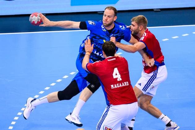 TVB Stuttgart - HSV Hamburg Handball: 1. Bundesliga, Herren, Saison 2025 2026, TVB Stuttgart - HSV Hamburg, Porsche Arena. Stuttgarts Lenny Rubin (M) in Aktion gegen Hamburgs Andreas Magaard und Hamburgs Oliver Amnitzboll (r). Stuttgart Porsche Arena Baden-Württemberg Deutschland