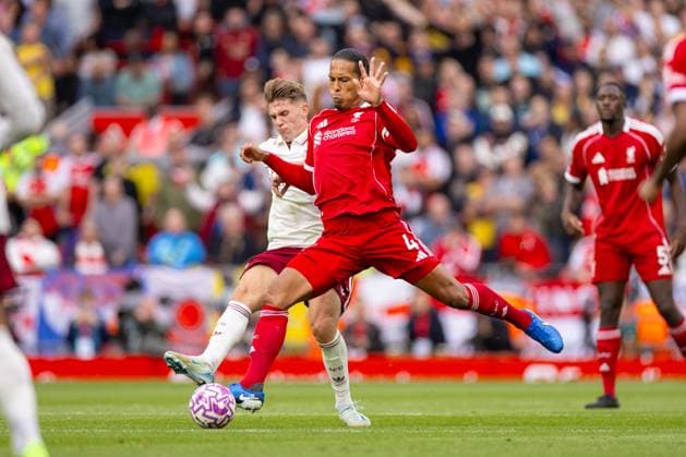 Football - FA Premier League - Liverpool FC v Arsenal FC LIVERPOOL, ENGLAND - Sunday, August 31, 2025: Liverpool s Virgil van Dijk is challenged by Arsenal s Viktor Gyökeres during the FA Premier League match between Liverpool FC and Arsenal FC at Anfield. (Photo by David Rawcliffe Propaganda) LIVERPOOL Anfield MERSEYSIDE ENGLAND  Copyright: xDavidxRawcliffex P2025-08-31-Liverpool_Arsenal-66