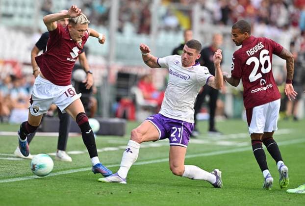 August 31, 2025, Turin: Torino s Marcus Pedersen and Fiorentina s Robin Gosens in action during the Italian Serie A soccer match Torino FC vs AC Firentina at the Olimpico Grande Torino Stadium in Turin, Italy, 31 August 2025 ANSA ALESSANDRO DI MARCO Soccer: Serie A; Torino-Fiorentina  - ZUMAa110 20250831_zaf_a110_038 Copyright: xAlessandroxDixMarcox