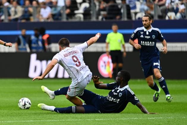 Paris FC s defence on Matchday 3 of the MC Donald s Ligue 1, Paris FC hosted FC Metz at the Stade Jean Bouin in Paris on 30 August 2025. - 31 08 2025 - France Ile-de-France (region) Paris -  JulienxMattiax xLexPictorium LePictorium_0313648