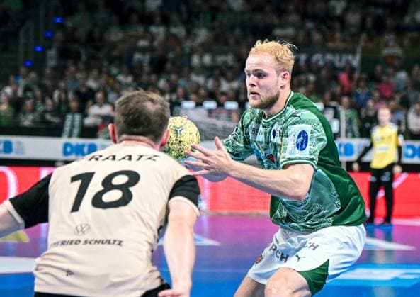 31.08.2025, xlakx, Handball Daikin HBL, Fuechse Berlin - Bergischer HC v.l. Yannick Fraatz (Bergischer HC), Matthes Langhoff (Fuechse Berlin) Zweikampf, Duell, Kampf, tackle Berlin