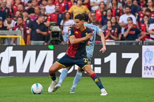 GenoaÕs Valentin Carboni fights for the ball during the Serie A soccer match between Genoa and Juventus at the Luigi Ferraris Stadium in Genoa, Italy - Sunday, August 31, 2025. - Soccer .  Copyright: xTanoxPecoraro LaPressex