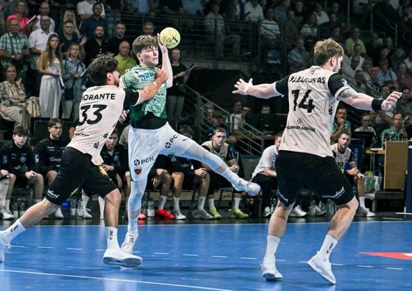 31.08.2025, xlakx, Handball Daikin HBL, Fuechse Berlin - Bergischer HC v.l. Eloy Morante Maldonado (Bergischer HC), Nils Lichtlein (Fuechse Berlin), Gerdas Babarskas (Bergischer HC) Zweikampf, Duell, Kampf, tackle Berlin