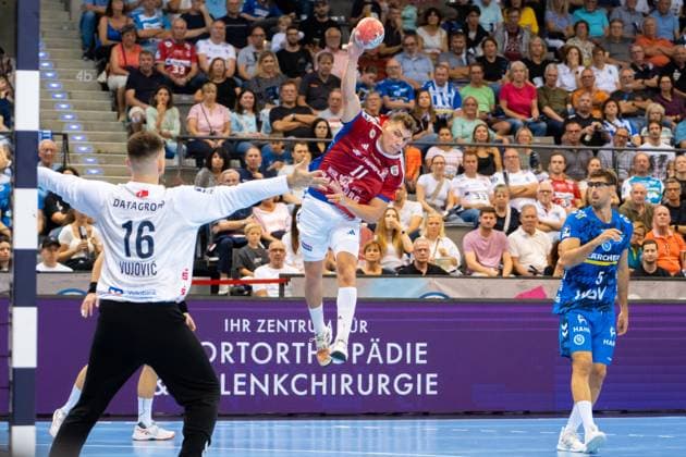Handball I Herren I Saison 2025-2026 I Bundesliga I 1. Spieltag I TVB Stuttgart - HSV Hamburg I 31.08.2025 Nicolaj Jorgensen (11, HSV Hamburg) im Wurf, rechts in der Abwehr Antonio Serradilla Cuenca (5, TVB Stuttgart) Stuttgart Porsche Arena Baden-Württemberg Deutschland Copyright: xLobeca MaxxPetershansx