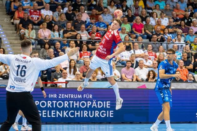 Handball I Herren I Saison 2025-2026 I Bundesliga I 1. Spieltag I TVB Stuttgart - HSV Hamburg I 31.08.2025 Nicolaj Jorgensen (11, HSV Hamburg) im Wurf, rechts in der Abwehr Antonio Serradilla Cuenca (5, TVB Stuttgart) Stuttgart Porsche Arena Baden-Württemberg Deutschland Copyright: xLobeca MaxxPetershansx