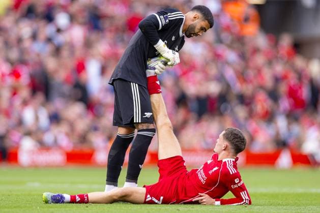 Football - FA Premier League - Liverpool FC v Arsenal FC LIVERPOOL, ENGLAND - Sunday, August 31, 2025: Liverpool s Florian Wirtz being treated by Arsenal s goalkeeper David Raya for cramp during the FA Premier League match between Liverpool FC and Arsenal FC at Anfield. (Photo by David Rawcliffe Propaganda) LIVERPOOL Anfield MERSEYSIDE ENGLAND  Copyright: xDavidxRawcliffex P2025-08-31-Liverpool_Arsenal-84