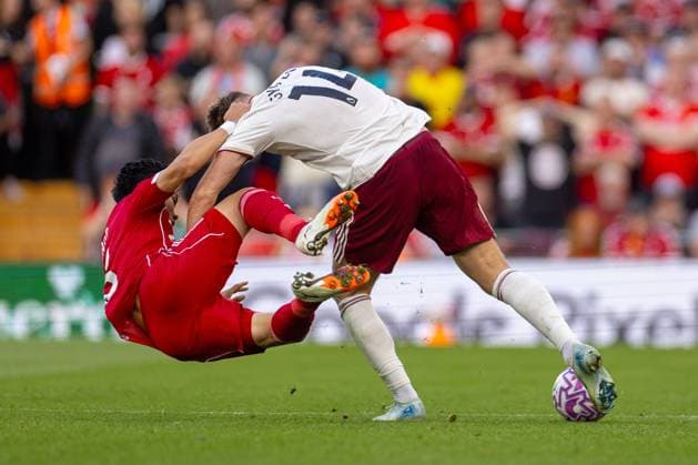 Football - FA Premier League - Liverpool FC v Arsenal FC LIVERPOOL, ENGLAND - Sunday, August 31, 2025: Liverpool s Wataru EndÅ is challenged by Arsenal s Viktor Gyökeres during the FA Premier League match between Liverpool FC and Arsenal FC at Anfield. (Photo by David Rawcliffe Propaganda) LIVERPOOL Anfield MERSEYSIDE ENGLAND  Copyright: xDavidxRawcliffex P2025-08-31-Liverpool_Arsenal-91