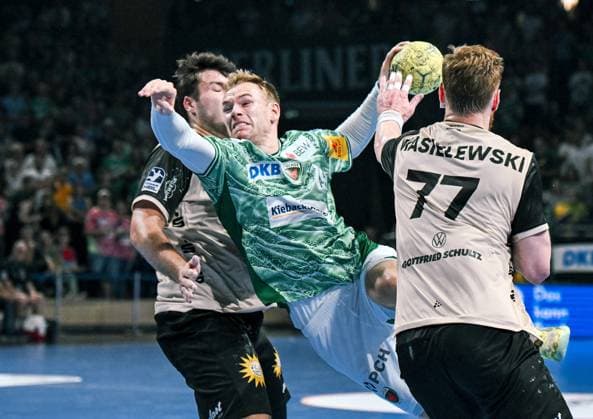 31.08.2025, xlakx, Handball Daikin HBL, Fuechse Berlin - Bergischer HC v.l. Aron Seesing (Bergischer HC), Mathias Gidsel (Fuechse Berlin), Johannes Wasielewski (Bergischer HC) setzt zum Sprungwurf an Berlin
