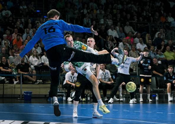 31.08.2025, xlakx, Handball Daikin HBL, Fuechse Berlin - Bergischer HC v.l. Lukas Diedrich (Bergischer HC), Mathias Gidsel (Fuechse Berlin) wirft Tor, Torschuetze, erzielt Tor, Treffer, scores the goal Berlin