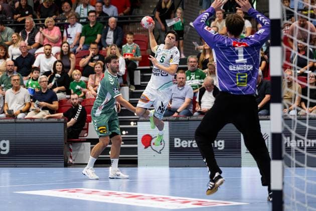 Rutger TEN VELDE (FRISCH AUF! Goeppingen, 05) erzielt ein Tor, Aktion, Torwurf GWD Minden (GWD) vs. FRISCH AUF! Goeppingen (FAG), Handball, Maenner, Daikin Handball Bundesliga (HBL), 1. Spieltag, Spielzeit 2025 2026, 31.08.2025 GWD Minden (GWD) vs. FRISCH AUF! Goeppingen (FAG), Handball, Maenner, Daikin Handball Bundesliga (HBL), 1. Spieltag, Spielzeit 2025 2026, 31.08.2025 Luebbecke Copyright: xEibnerxPressefoto OliverxSchmidtx EP_OST