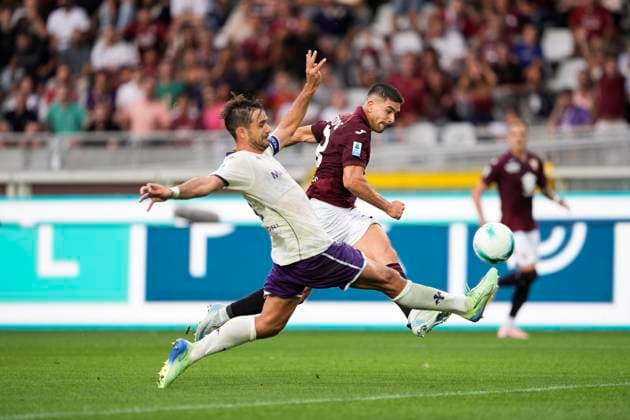 FiorentinaÕs Ranieri fights for the ball with TorinoÕs Giovanni Simeone during the Serie A soccer match between Torino Fc and Fiorentina at the Stadio Olimpico Grande Torino in Turin, north west Italy - August 31, 2025. - Soccer  Copyright: xFabioxFerrari LaPressex