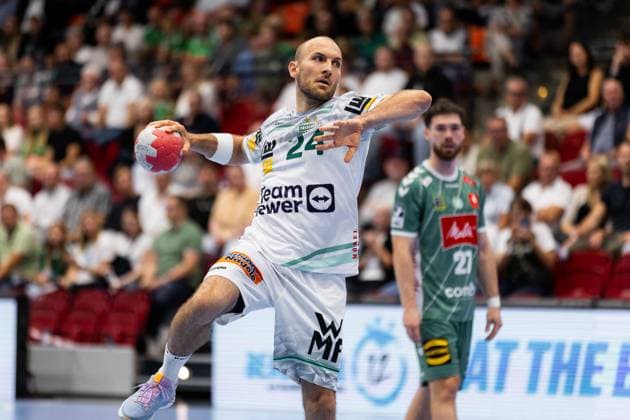 Marcel SCHILLER (FRISCH AUF! Goeppingen, 24) schießt schiesst einen Siebenmeter, erzielt ein Tor, Aktion, Torwurf GWD Minden (GWD) vs. FRISCH AUF! Goeppingen (FAG), Handball, Maenner, Daikin Handball Bundesliga (HBL), 1. Spieltag, Spielzeit 2025 2026, 31.08.2025 GWD Minden (GWD) vs. FRISCH AUF! Goeppingen (FAG), Handball, Maenner, Daikin Handball Bundesliga (HBL), 1. Spieltag, Spielzeit 2025 2026, 31.08.2025 Luebbecke Copyright: xEibnerxPressefoto OliverxSchmidtx EP_OST