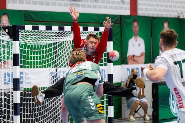 Julian BUCHELE (FRISCH AUF! Goeppingen, 01) Parade GWD Minden (GWD) vs. FRISCH AUF! Goeppingen (FAG), Handball, Maenner, Daikin Handball Bundesliga (HBL), 1. Spieltag, Spielzeit 2025 2026, 31.08.2025 GWD Minden (GWD) vs. FRISCH AUF! Goeppingen (FAG), Handball, Maenner, Daikin Handball Bundesliga (HBL), 1. Spieltag, Spielzeit 2025 2026, 31.08.2025 Luebbecke Copyright: xEibnerxPressefoto OliverxSchmidtx EP_OST