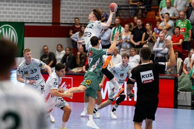 Erik PERSSON (FRISCH AUF! Goeppingen, 22) erzielt ein Tor, Aktion, Torwurf GWD Minden (GWD) vs. FRISCH AUF! Goeppingen (FAG), Handball, Maenner, Daikin Handball Bundesliga (HBL), 1. Spieltag, Spielzeit 2025 2026, 31.08.2025 GWD Minden (GWD) vs. FRISCH AUF! Goeppingen (FAG), Handball, Maenner, Daikin Handball Bundesliga (HBL), 1. Spieltag, Spielzeit 2025 2026, 31.08.2025 Luebbecke Copyright: xEibnerxPressefoto OliverxSchmidtx EP_OST