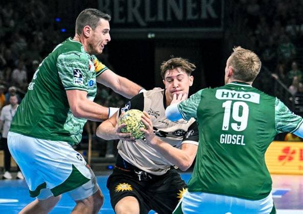 31.08.2025, xlakx, Handball Daikin HBL, Fuechse Berlin - Bergischer HC v.l. Mijajlo Marsenic (Fuechse Berlin), Soeren Steinhaus (Bergischer HC), Mathias Gidsel (Fuechse Berlin) Zweikampf, Duell, Kampf, tackle Berlin