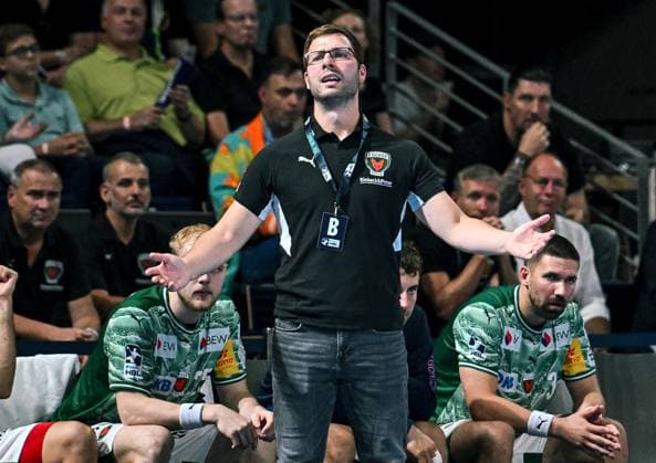 31.08.2025, xlakx, Handball Daikin HBL, Fuechse Berlin - Bergischer HC v.l. Matthes Langhoff (Fuechse Berlin),Jaron Siewert (Fuechse Berlin Trainer),Fabian Wiede (Fuechse Berlin) enttaeuscht, schaut enttaeuscht, niedergeschlagen, disappointed Berlin