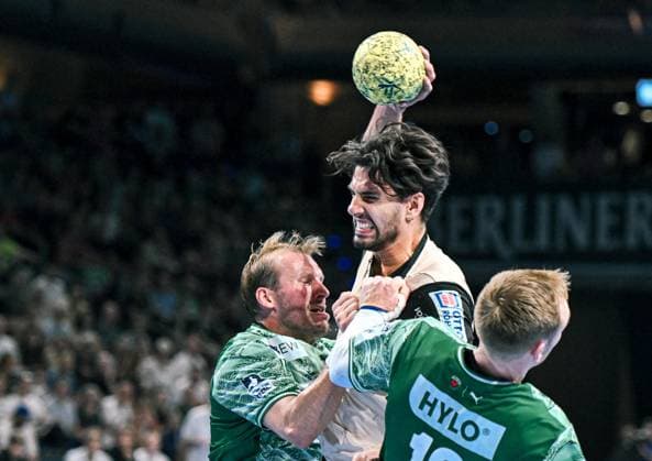 31.08.2025, xlakx, Handball Daikin HBL, Fuechse Berlin - Bergischer HC v.l. Max Darj (Fuechse Berlin), Eloy Morante Maldonado (Bergischer HC), Mathias Gidsel (Fuechse Berlin) Zweikampf, Duell, Kampf, tackle Berlin