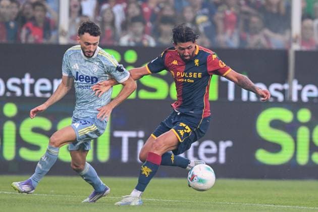 GenoaÕs Mikael Ellertsson fights for the ball during the Serie A soccer match between Genoa and Juventus at the Luigi Ferraris Stadium in Genoa, Italy - Sunday, August 31, 2025. - Soccer .  Copyright: xTanoxPecoraro LaPressex