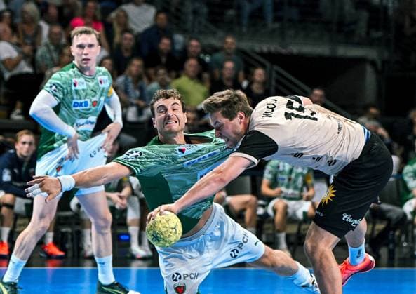 31.08.2025, xlakx, Handball Daikin HBL, Fuechse Berlin - Bergischer HC v.l. Lukas Herburger (Fuechse Berlin), Lars Kooij (Bergischer HC) Zweikampf, Duell, Kampf, tackle Berlin