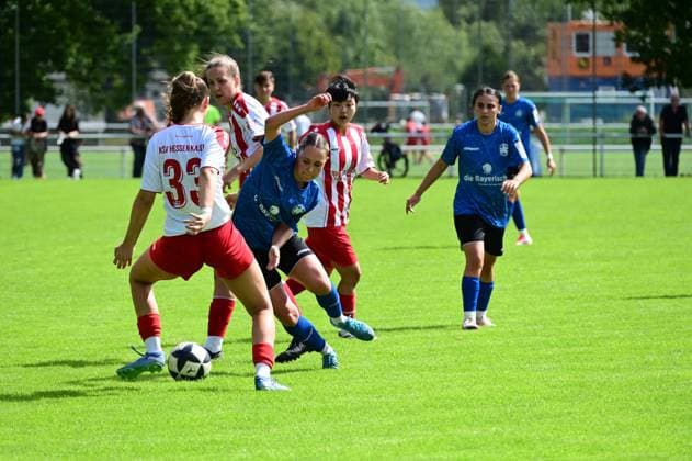 31.08..2025 xkhx Kassel Regionalliga Süd Saison 2025 2026 Frauen KSV Hessen Kassel - FFC Wacker München Hanna Kuntze (Kassel) gegen Larissa Galvez Estrada (Wacker)