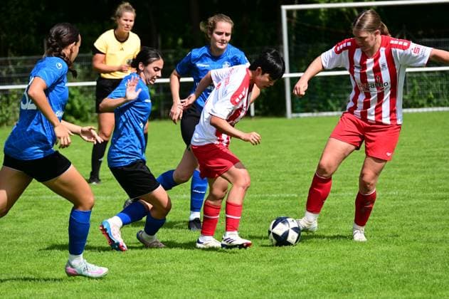 31.08..2025 xkhx Kassel Regionalliga Süd Saison 2025 2026 Frauen KSV Hessen Kassel - FFC Wacker München Hyeonju Leeund Freya Sophie Burk (Kassel) gegen Melisah Sultan Karacubuk (Wacker)
