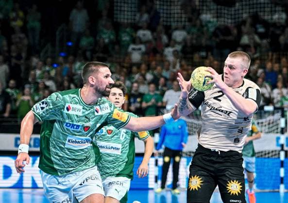 31.08.2025, xlakx, Handball Daikin HBL, Fuechse Berlin - Bergischer HC v.l. Fabian Wiede (Fuechse Berlin), Noah Beyer (Bergischer HC) Zweikampf, Duell, Kampf, tackle Berlin