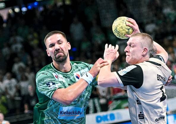 31.08.2025, xlakx, Handball Daikin HBL, Fuechse Berlin - Bergischer HC v.l. Fabian Wiede (Fuechse Berlin), Noah Beyer (Bergischer HC) Zweikampf, Duell, Kampf, tackle Berlin