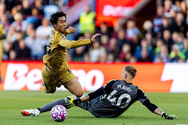 Aston Villa v Crystal Palace Premier League 31 08 2025. PENALTY to Crystal Palace claimed by Crystal Palace midfielder Daichi Kamada (18) during the Premier League match between Aston Villa and Crystal Palace at Villa Park, Birmingham, England on 31 August 2025. Birmingham Villa Park West Midlands England Editorial use only DataCo restrictions apply See www.football-dataco.com , Copyright: xManjitxNarotrax PSI-22724-0011