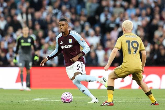 Birmingham, England, 31st August 2025. Ezri Konsa of Aston Villa passes the ball during the Aston Villa vs Crystal Palace Premier League match at Villa Park, Birmingham. Picture credit should read: Jessica Hornby Sportimage EDITORIAL USE ONLY. No use with unauthorised audio, video, data, fixture lists, club league logos or live services. Online in-match use limited to 120 images, no video emulation. No use in betting, games or single club league player publications. SPI_048_JH_Villa_Palace SPI-4102-0048