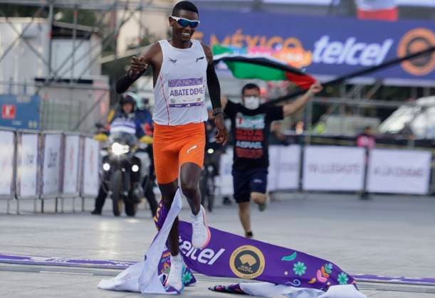 XLII Telcel Marathon 2025 Mexico City Elite runner Tadu Adate Deme (orange shorts) is about to cross the finish line and take first place in the men s category of the XLII Telcel Marathon in Mexico City, Mexico, on August 31, 2025, when a person bypasses the security fence to also cross the finish line carrying a flag in support of Palestine and the Global Sumud Flotilla, which departs this Sunday from Barcelona to Gaza to provide humanitarian aid. Mexico City Mexico City Mexico  Copyright: xGerardoxVieyrax originalFilename:vieyra-notitle250831_npfoP.jpg