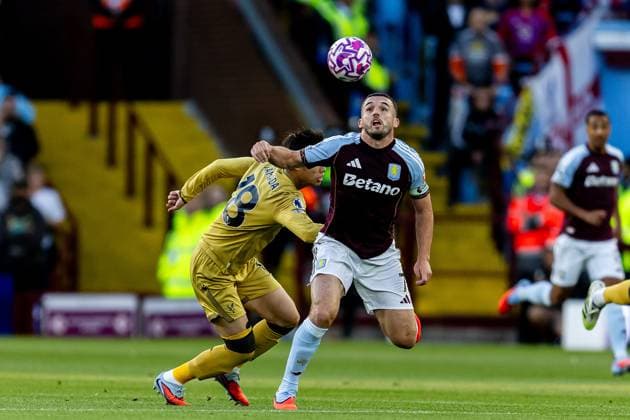 Aston Villa v Crystal Palace Premier League 31 08 2025. Aston Villa midfielder John?McGinn (7) battles for possession with Crystal Palace midfielder Daichi Kamada (18) during the Premier League match between Aston Villa and Crystal Palace at Villa Park, Birmingham, England on 31 August 2025. Birmingham Villa Park West Midlands England Editorial use only DataCo restrictions apply See www.football-dataco.com , Copyright: xManjitxNarotrax PSI-22724-0023