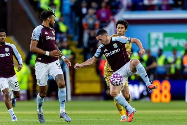 Aston Villa v Crystal Palace Premier League 31 08 2025. Aston Villa midfielder John?McGinn (7) battles for possession with Crystal Palace midfielder Daichi Kamada (18) during the Premier League match between Aston Villa and Crystal Palace at Villa Park, Birmingham, England on 31 August 2025. Birmingham Villa Park West Midlands England Editorial use only DataCo restrictions apply See www.football-dataco.com , Copyright: xManjitxNarotrax PSI-22724-0024